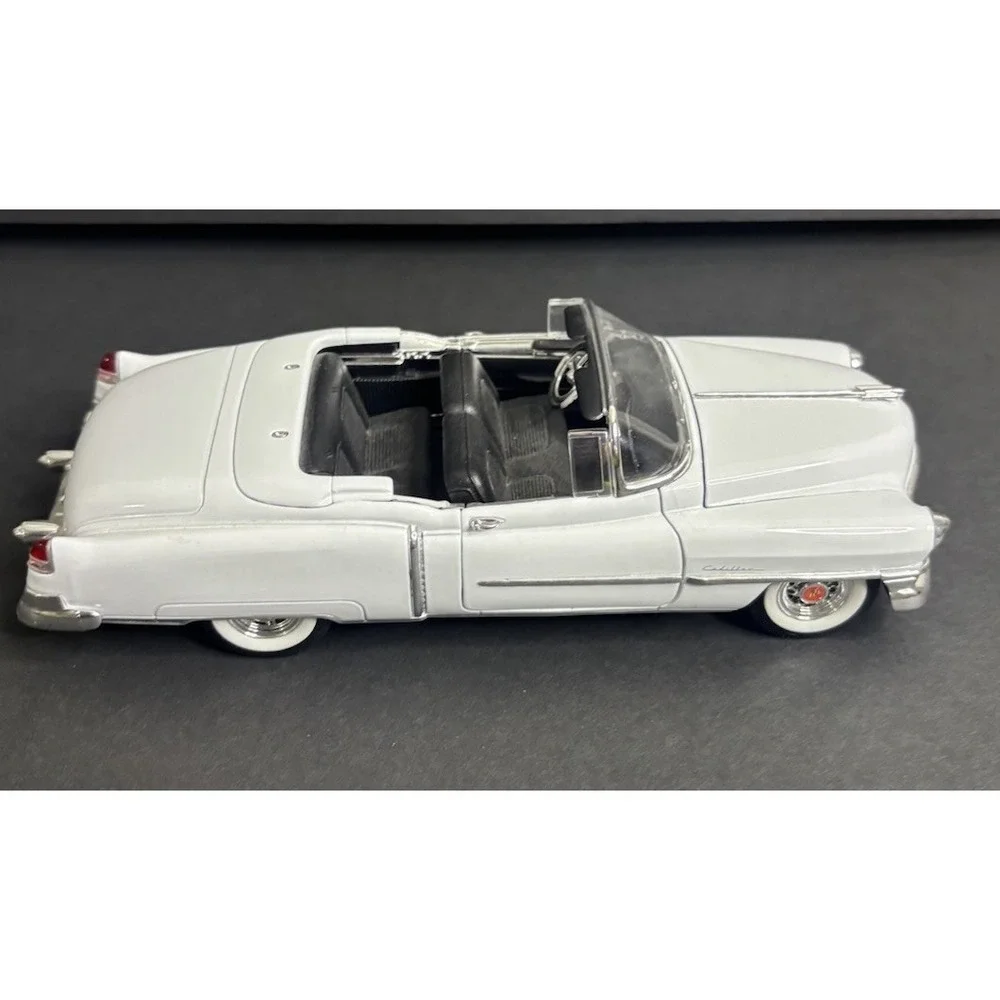 Welly 1953 Cadillac Eldorado White Convertible 1:24 Scale Diecast 22414